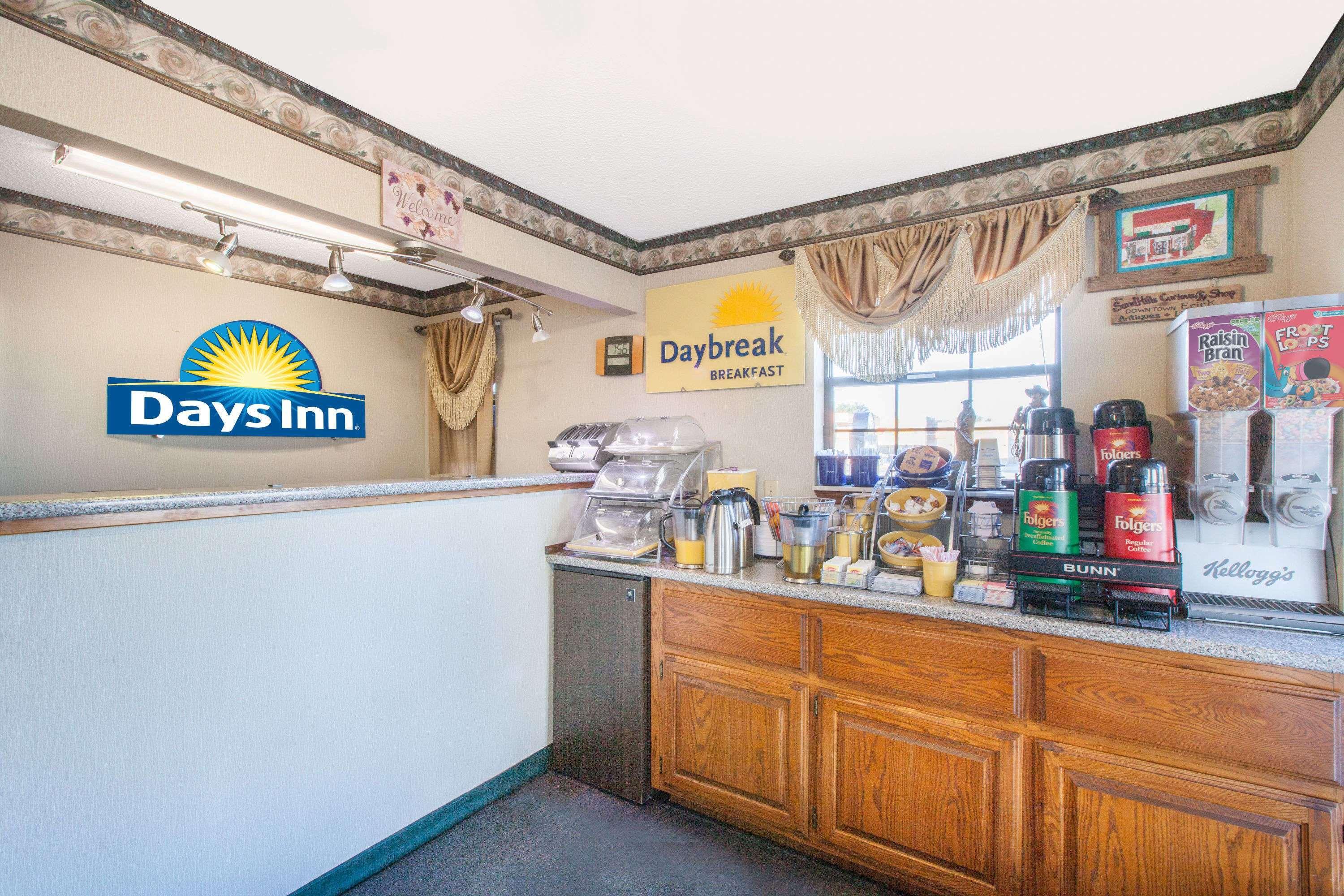 Days Inn By Wyndham Ерик Екстер'єр фото