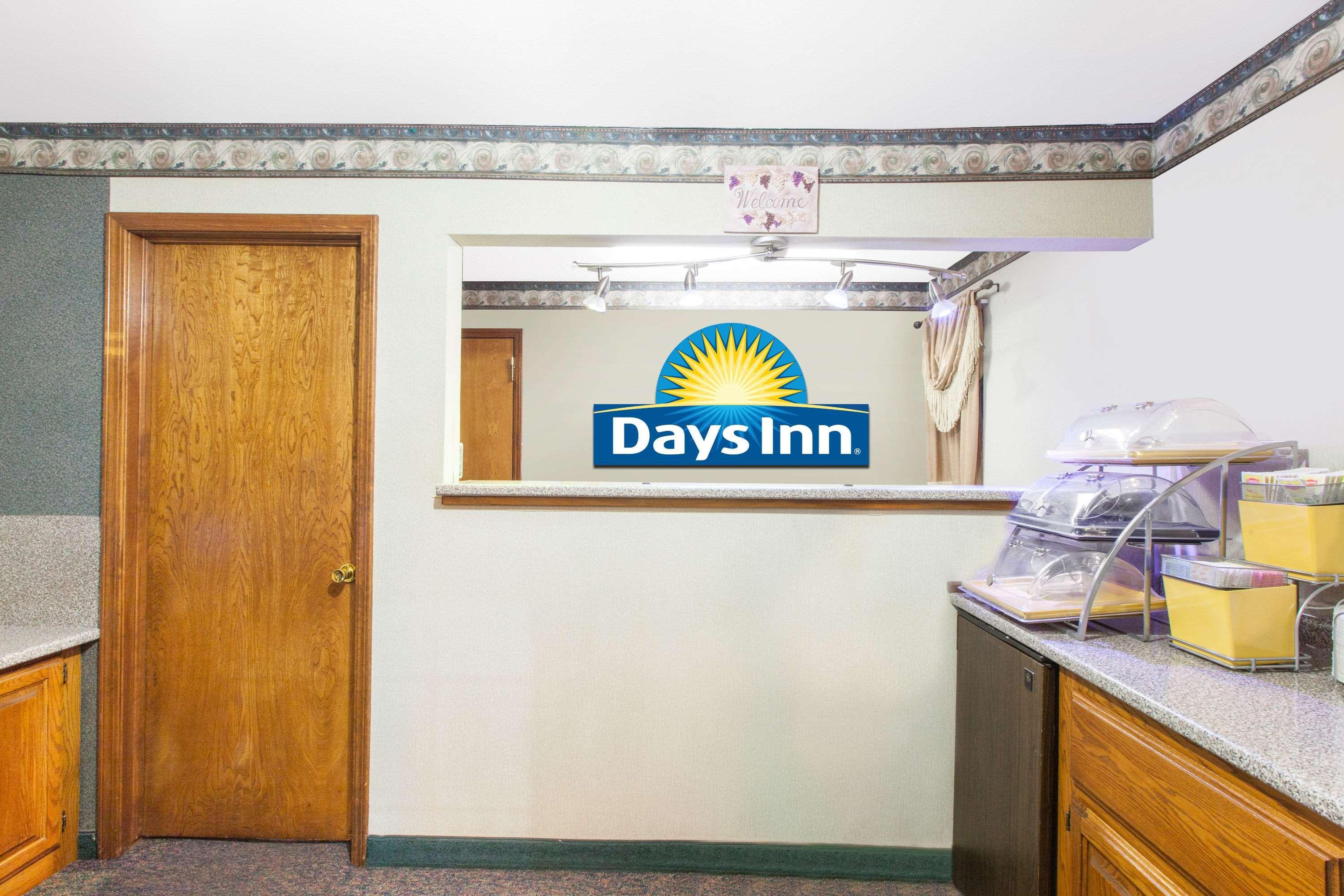 Days Inn By Wyndham Ерик Екстер'єр фото